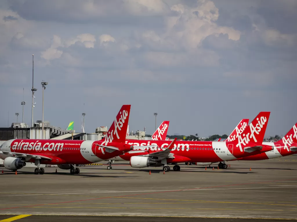 Sejumlah armada pesawat AirAsia terparkir di Apron Terminal 1D Bandara Soekarno Hatta, Tangerang, Banten. (ANTARA FOTO/Fauzan)