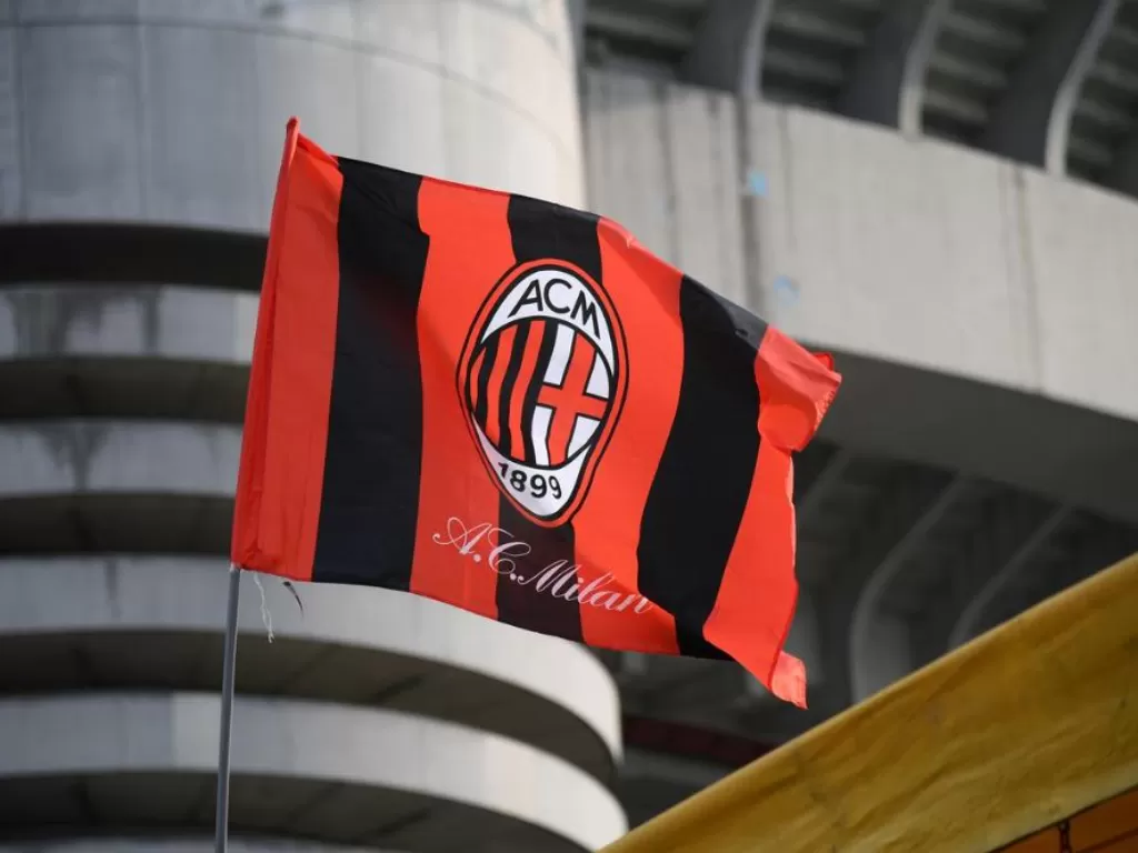 Bendera AC Milan. (REUTERS/Daniele Mascolo)