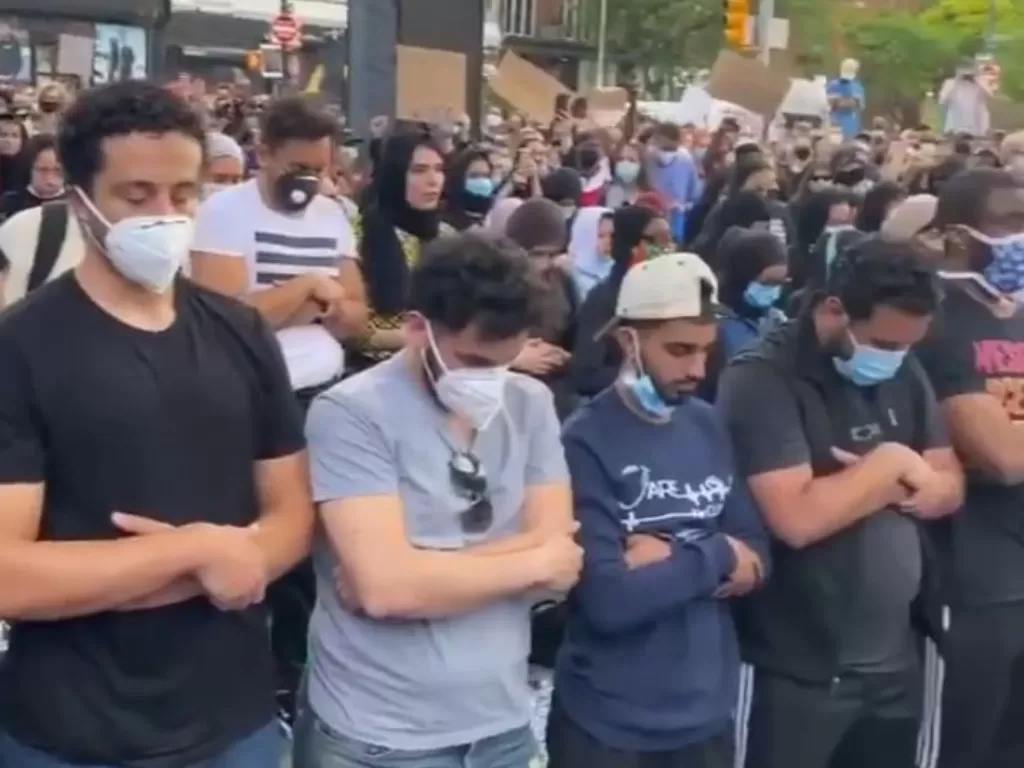 Umat Muslim Salat Jumat Berjamaah di Jalanan New York, Amerika Serikat, saat aksi Protes Kematian George Floyd (Instagram/@infojawabarat)