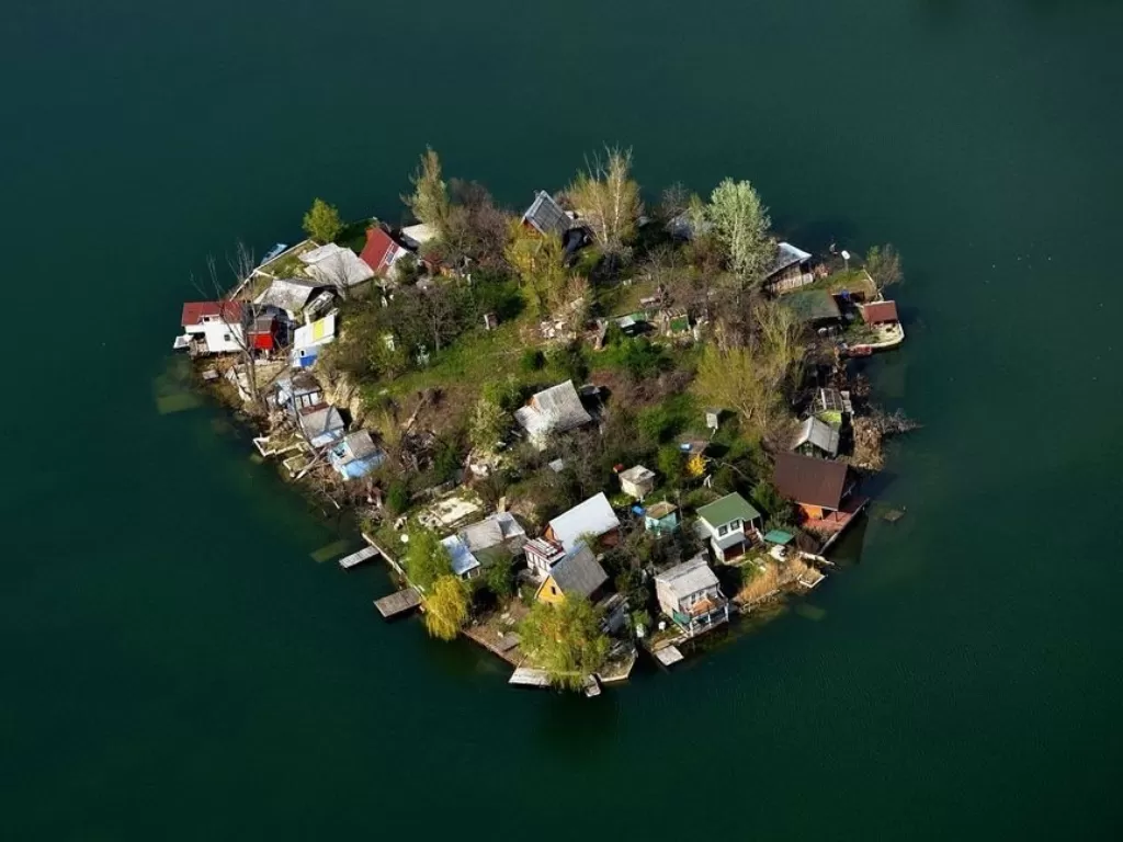 Pulau di danau Kavicsos, Hungaria. (Aerial National Police/Alexander H. Szabo)