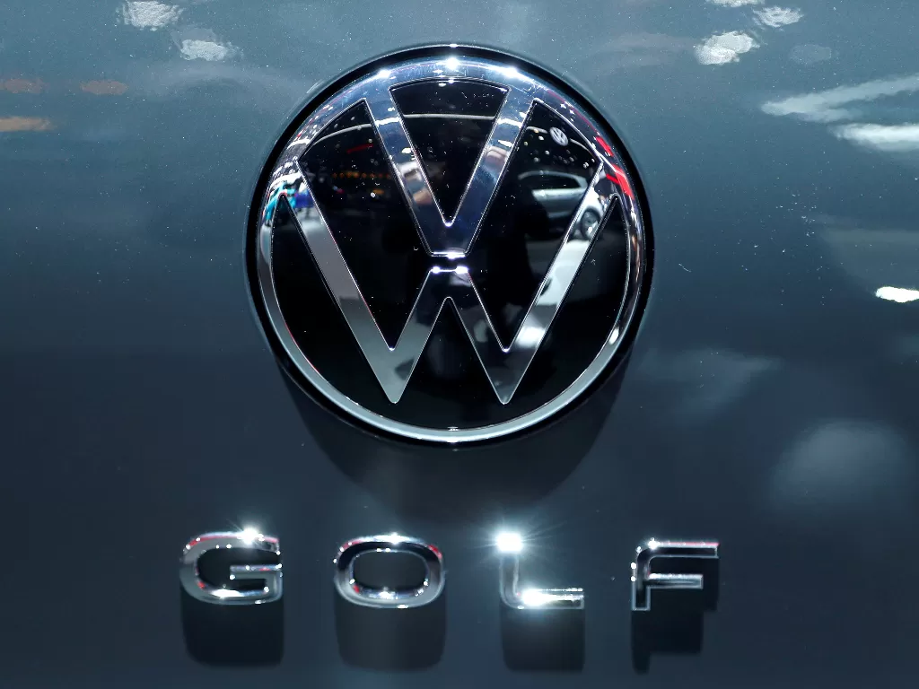 Tampilan logo Volkswagen Golf. (REUTERS/Francois Lenoir)
