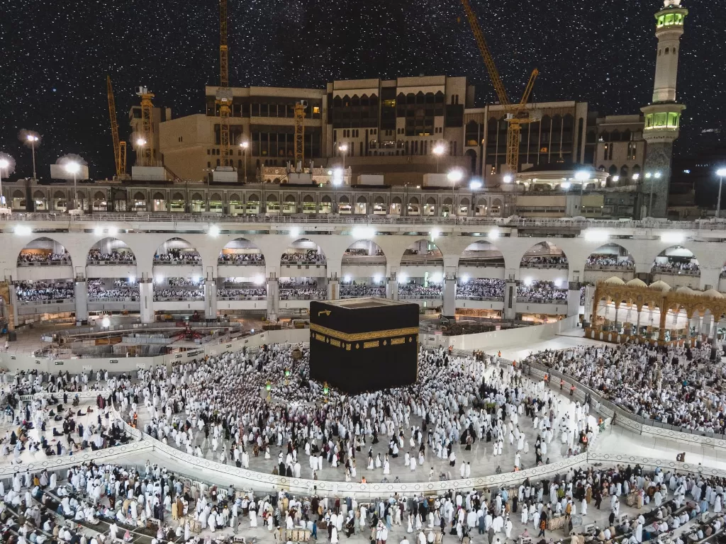 Para jamaah haji di Tanah Suci Makkah (Unsplash/@izuddinhelmi)