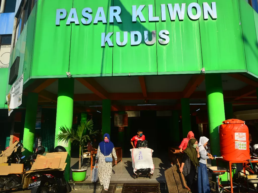 Warga beraktivitas di Pasar Kliwon, Kudus, Jawa Tengah, Kamis (4/6/2020). (Photo/Ilustrasi/ANTARA FOTO/Yusuf Nugroho)