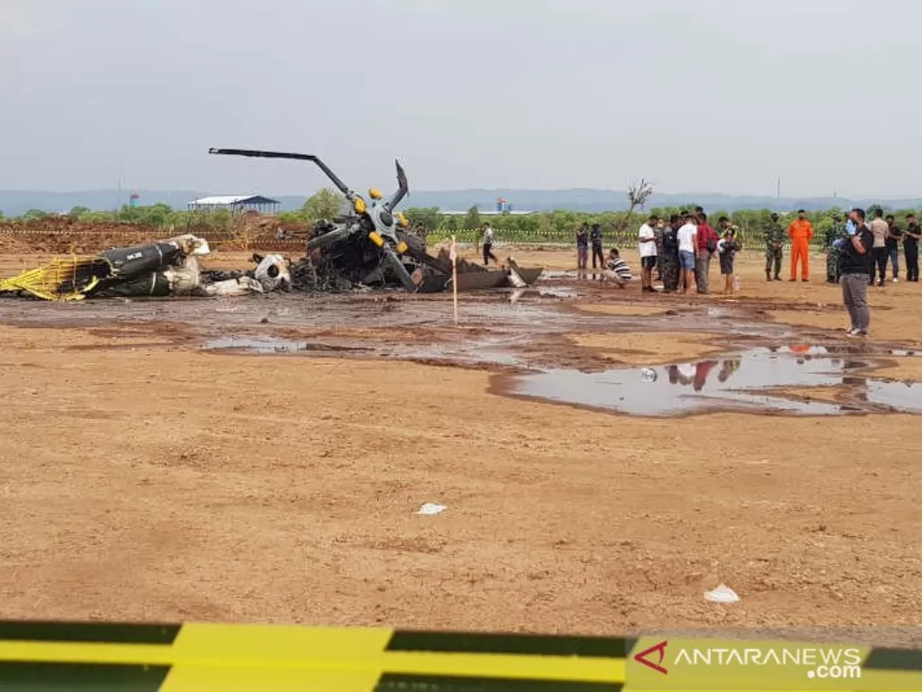 Bangkai helikopter yang jatuh di Kawasan Industri Kendal, Sabtu (6/6). (ANTARA/I.C.Senjaya)