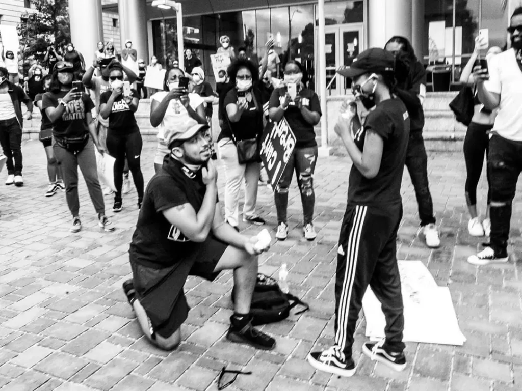 Di tengah aksi demo, pria ini lamar kekasihnya. (photo/Instagram/@4cvisualsgroup)