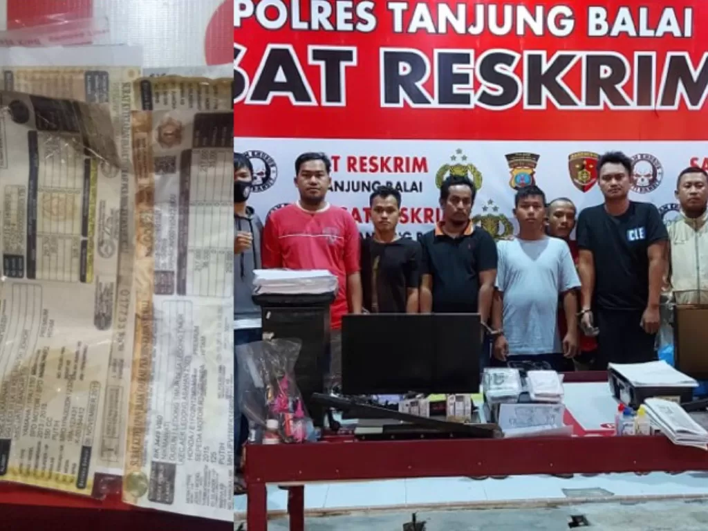Para tersangka sindikat pemalsuan STNK diamankan di Polres Tanjung Balai. (Foto: Polres Tanjung Balai)