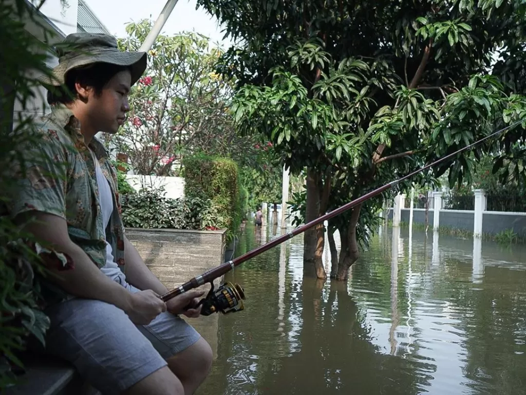 Nicholas Sean bergaya memancing di depan rumah (Instagram/@nachoseann)