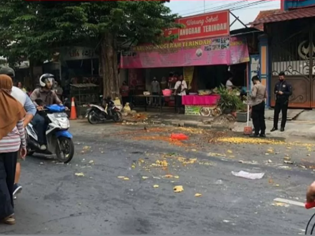 Pedagang nasi ngamuk membuang makanan ke jalan (Instagram/@bojonegoromotoh_)