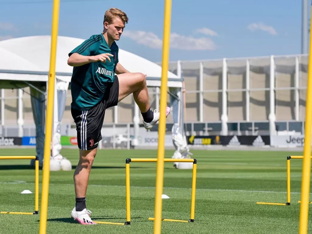 Bek Juventus, Matthijs de Ligt sedang menjalani latihan. (Instagram/mdeligt_)