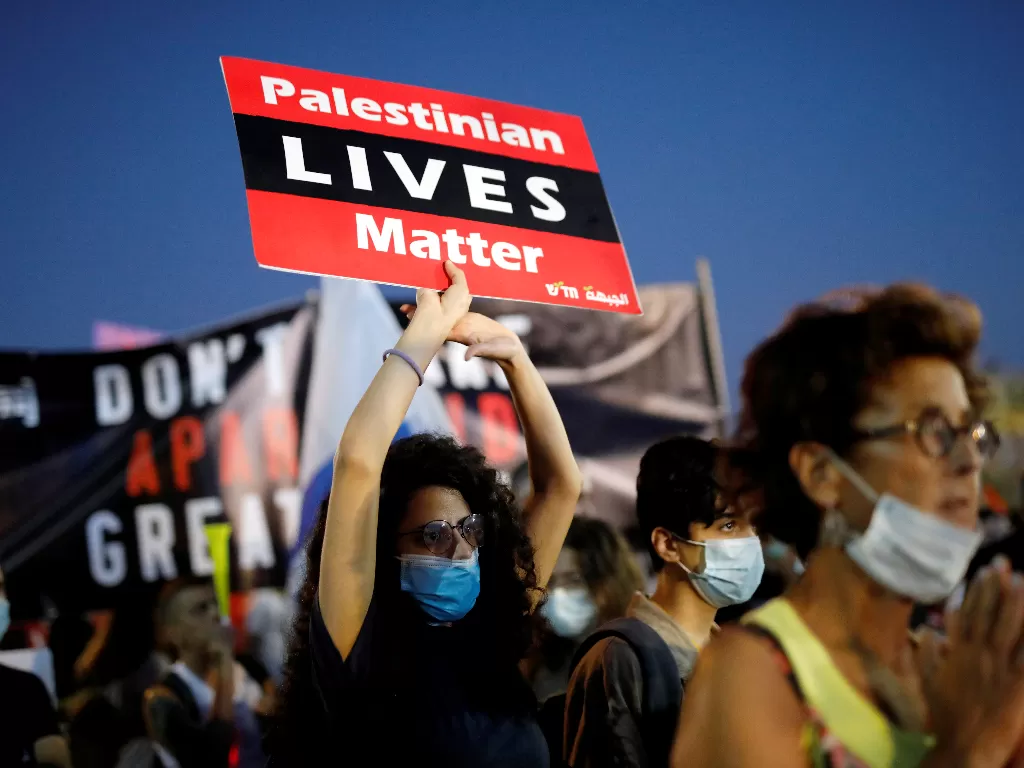 Warga Israel berdemo menentang rencana pencaplokan PM Netanyahu (REUTERS/Amir Cohen)