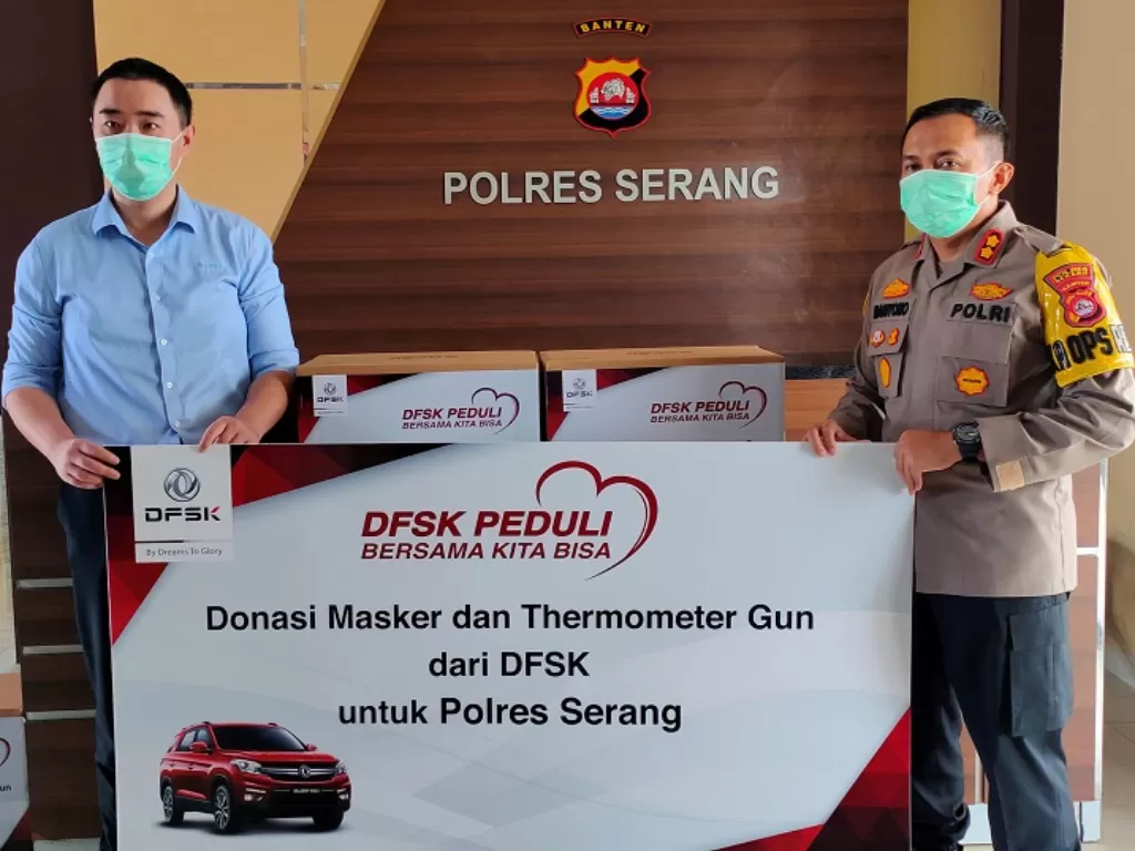 Penyerahan donasi APD kepada perwakilan kepolisian di Serang, Banten. (Dok. DFSK)