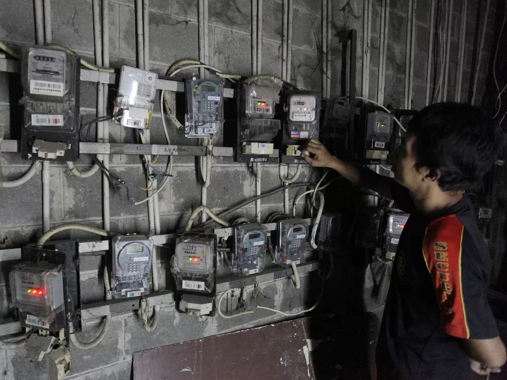 Warga memeriksa meteran listrik di kompleks rumah susun (Rusun) Petamburan (ANTARA FOTO/Reno Esnir)