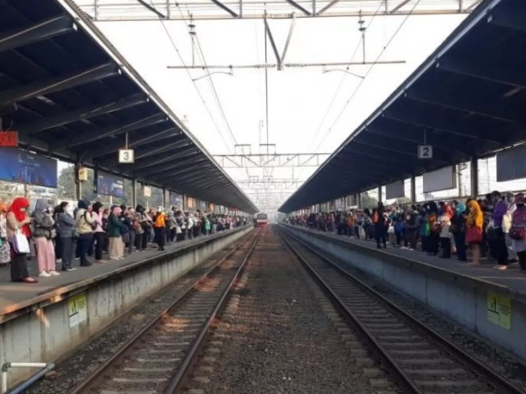 Calon penumpang KRL Commuter Line tujuan DKI Jakarta memadati area peron Stasiun Bekasi, Senin (8/6). (ANTARA/Pradita Kurniawan Syah)