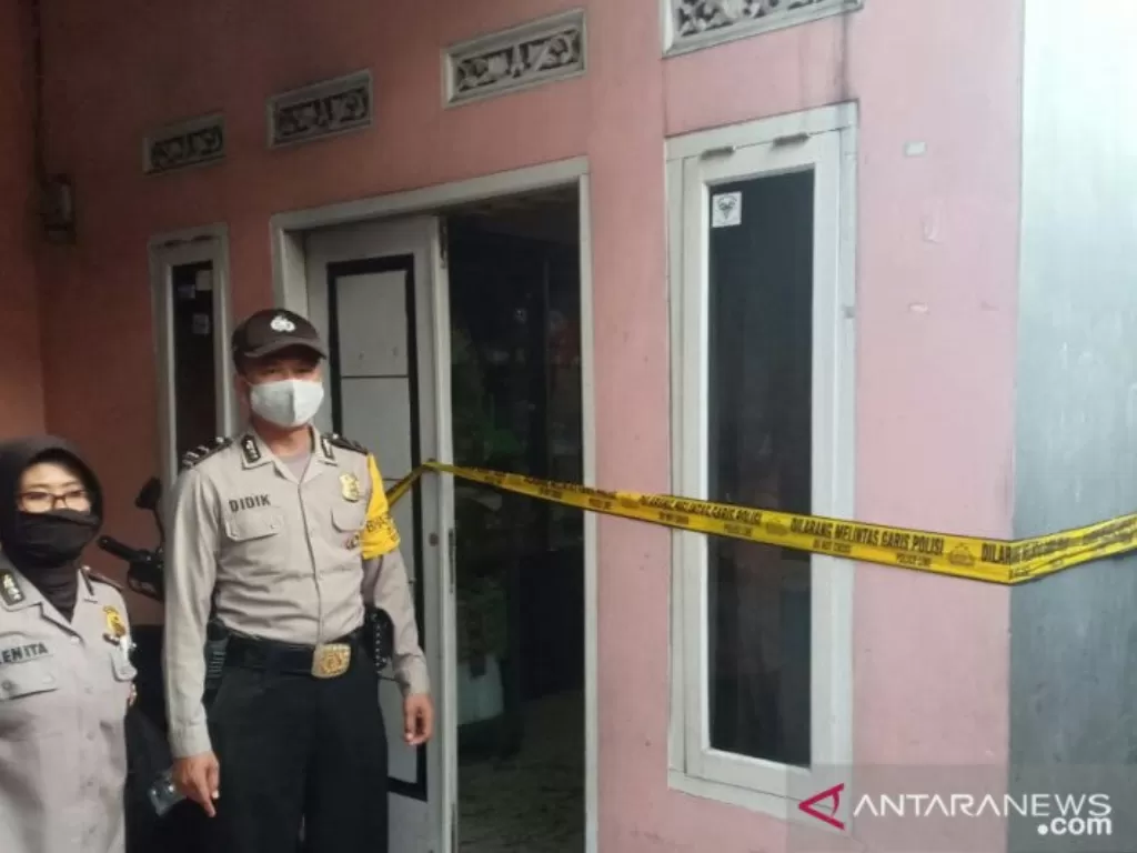 Petugas masih mendalami modus pembakaran yang dilakukan tersangka UA terhadap kakak kandungnya Leti Julaeti warga Jalan Barisan Banteng, Kelurahan Solokpandan, Cianjur, sehingga mengalami luka bakar 70 persen. (ANTARA/Ahmad Fikri)