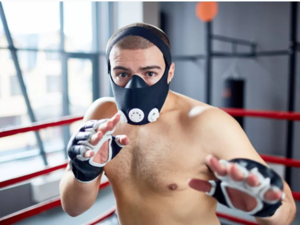 Ilustrasi pria berlatih endurance menggunakan masker. (Freepik).