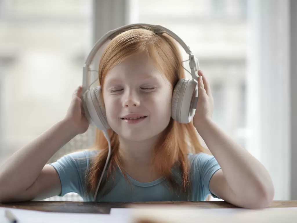 Ilustrasi anak mendengarkan musik (Pexels/Andrea Piacquadio)