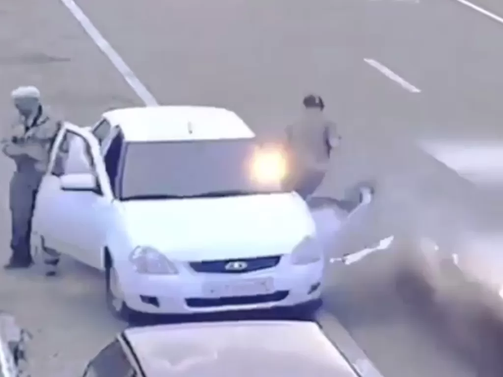 Tampilan pengemudi mobil putih yang hampir ditabrak pengemudi lainnya dari belakang. (SS/Instagram/@superautos365)