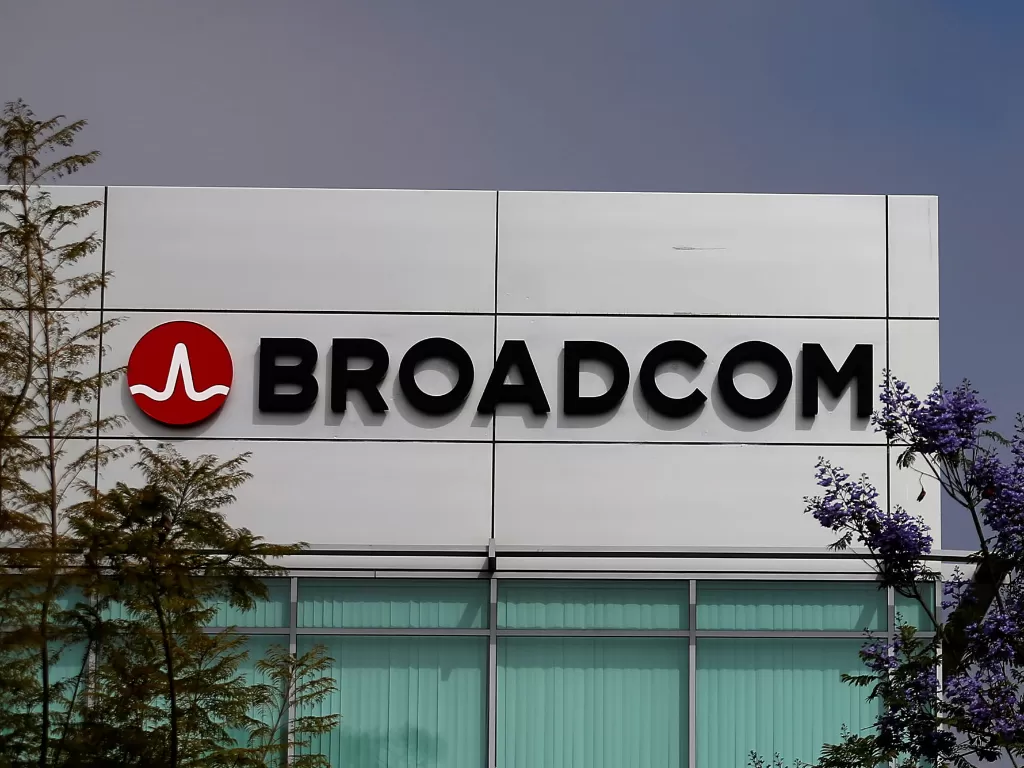 Logo perusahaan Broadcom di kantornya di California (photo/REUTERS/Mike Blake)