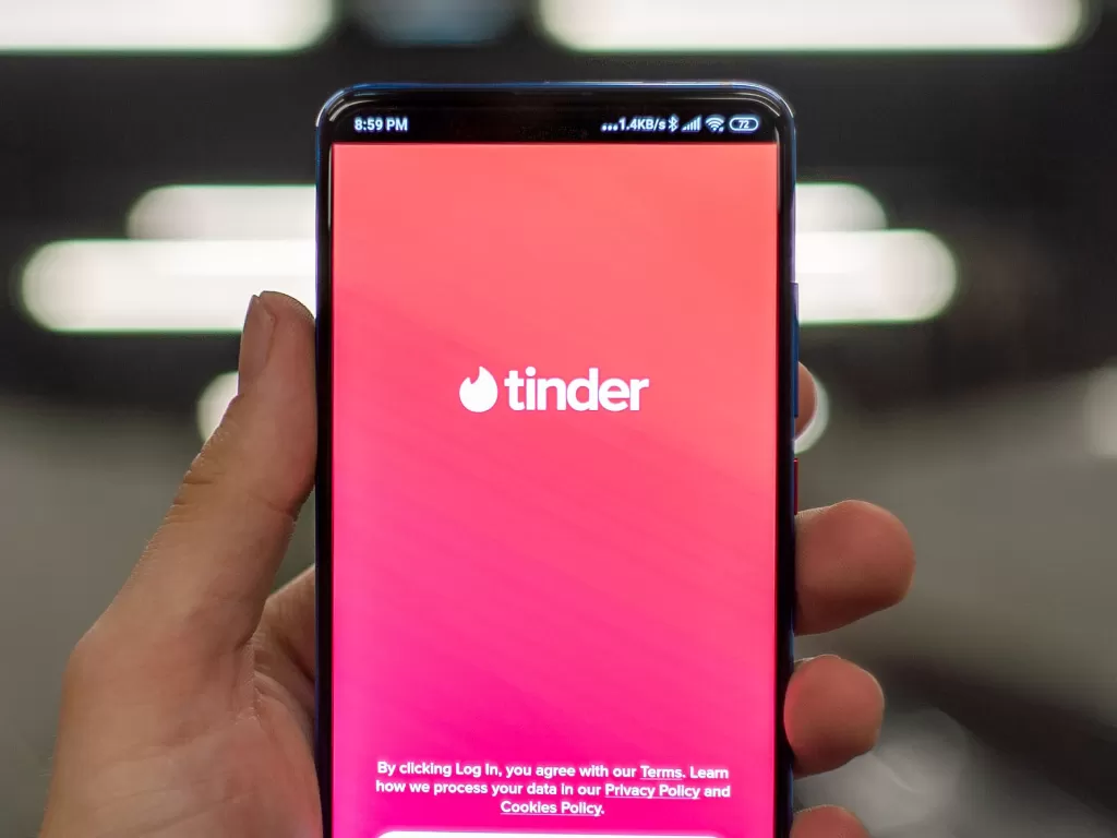 Aplikasi dating apps Tinder (photo/Unsplash/Mika Baumeister)