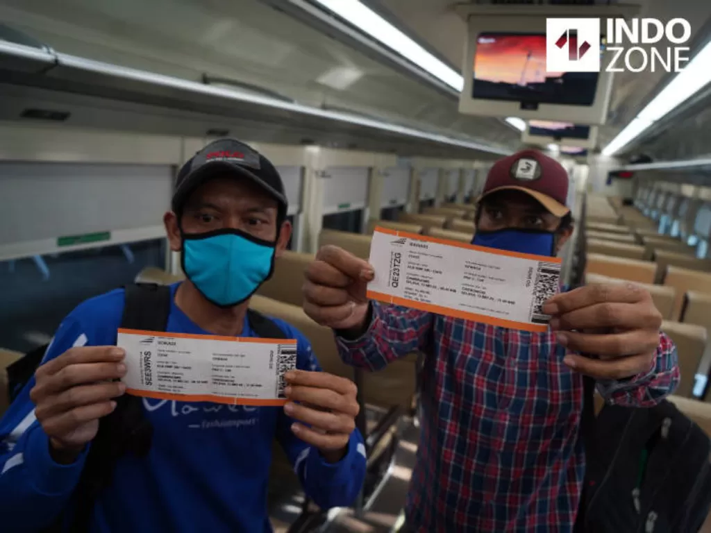 Sejumlah penumpang menunjukkan tiket kereta api luar biasa relasi Gambir-Surabaya Pasar Turi lintas utara di Stasiun Gambir, Jakarta, Selasa (12/5/2020). (INDOZONE/Arya Manggala)