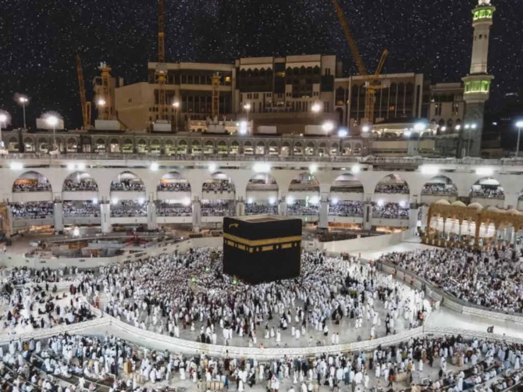 Para jamaah haji di Tanah Suci Makkah. (Unsplash/@izuddinhelmi)