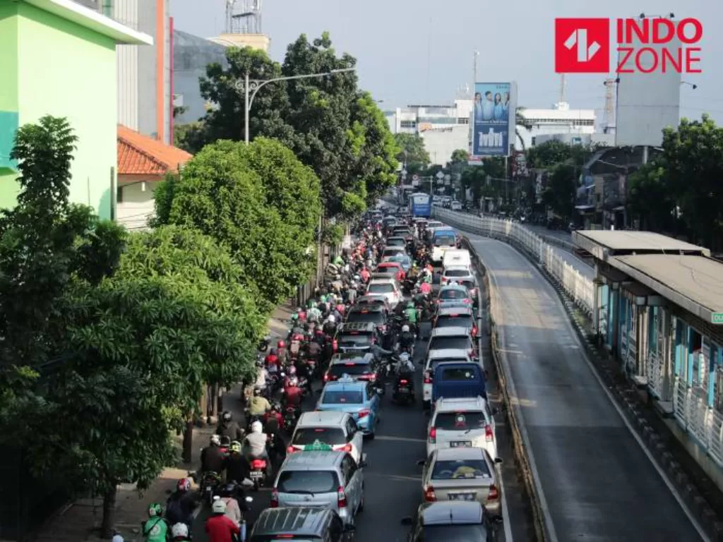 Lalu lintas di DKI Jakarta. (INDOZONE/Febio Hernanto)