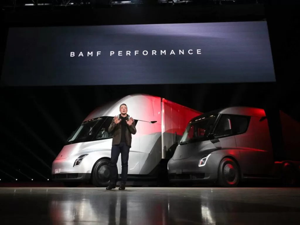 CEO Tesla, Elon Musk sewaktu mendemonstrasikan van listrik. (motortrend.com)