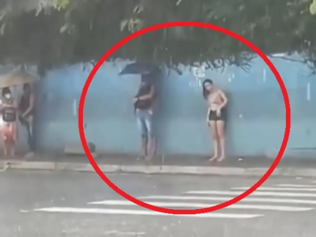 Viral perempuan basah kehujanan. (Foto: Instagram @ambon.video)