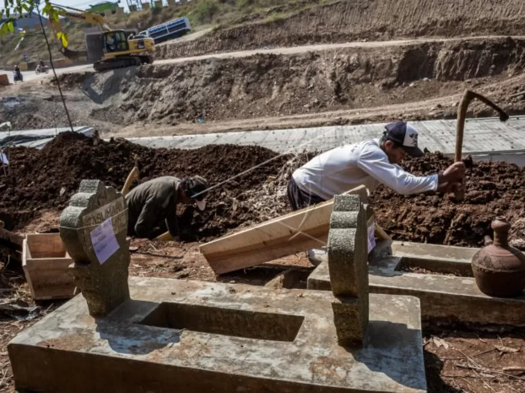 Ilustrasi: Pekerja menggali makam saat proses relokasi di TPU Klampisan, Desa Purwoyoso, Ngaliyan, Semarang, Rabu (15/8). ANTARA FOTO/Aji Styawan/aww/18
