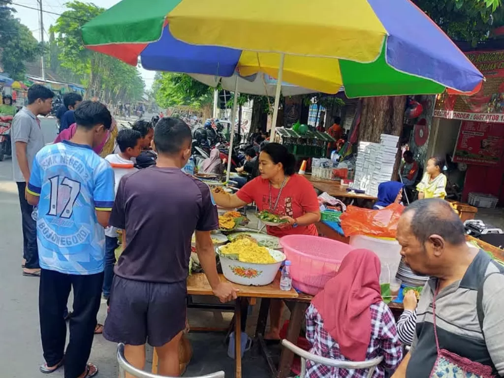Pelanggan makan di warung nasi Anugerah Terindah yang viral buang makanan ke Jalanan di Bojonegoro, Jatim (Istimewa)