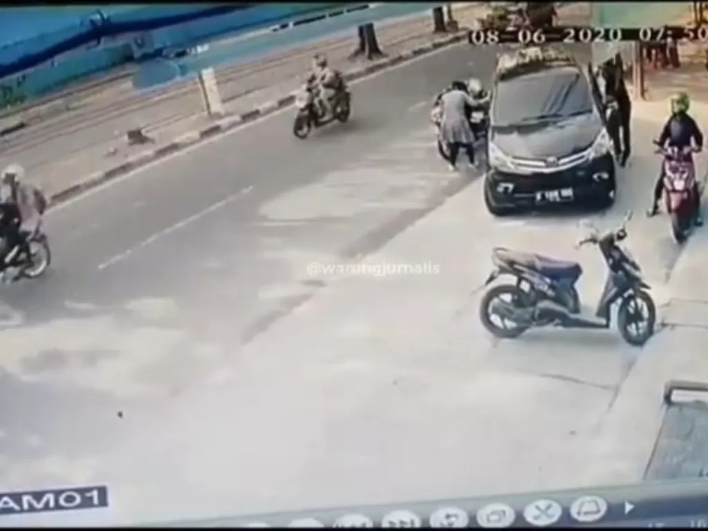 Viral pencuri dengan modus bas kempes di Jakarta Timur. (Instagram/warungjurnalis)
