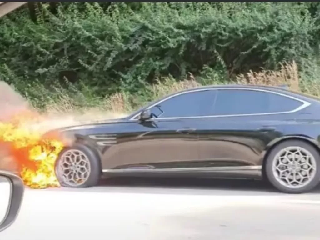 Sedan premium Hyundai yang terbakar di Korea Selatan. (Carscoops)