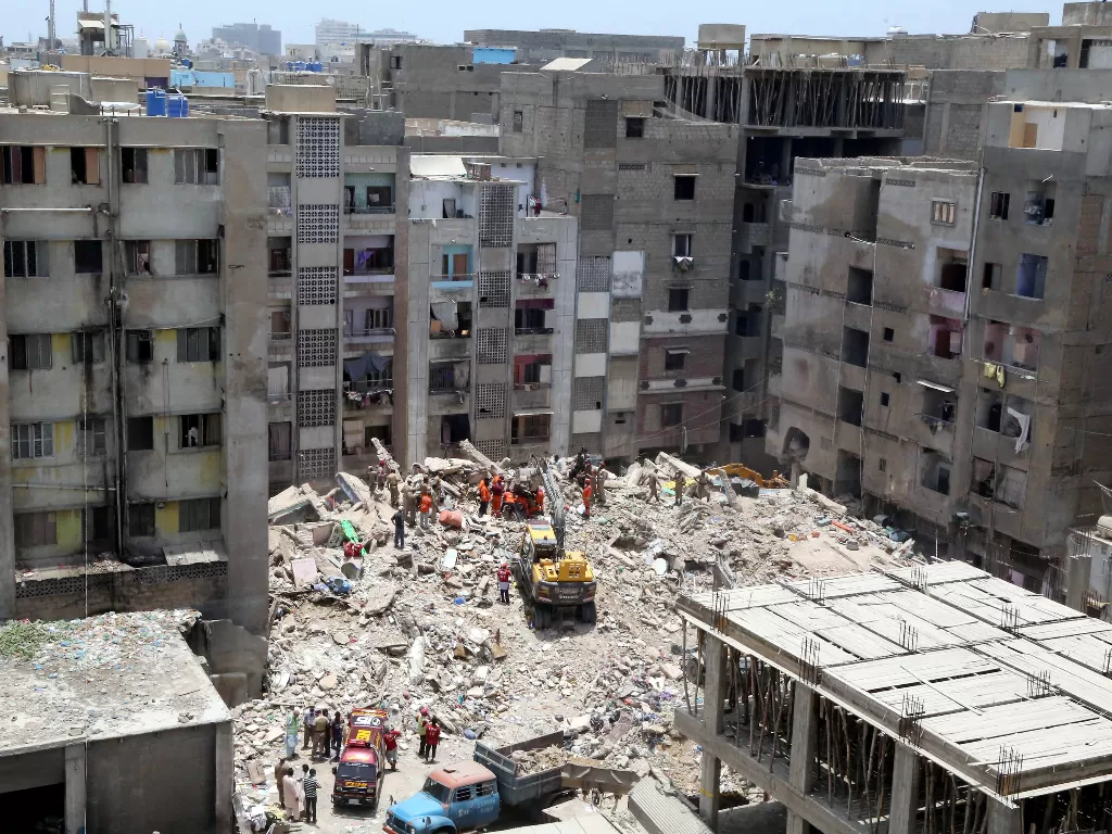 Tim penyelamat bekerja di lokasi reruntuhan sebuah bangunan di Karachi, Pakistan, pada 8 Juni 2020. (Xinhua/Str)