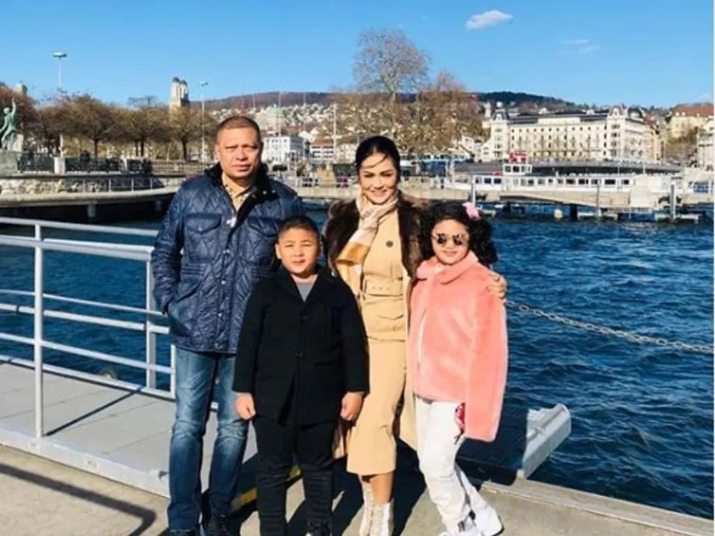 Raul Lemos bersama Krisdayanti dan kedua anaknya. (Instagram/@raullemos06)