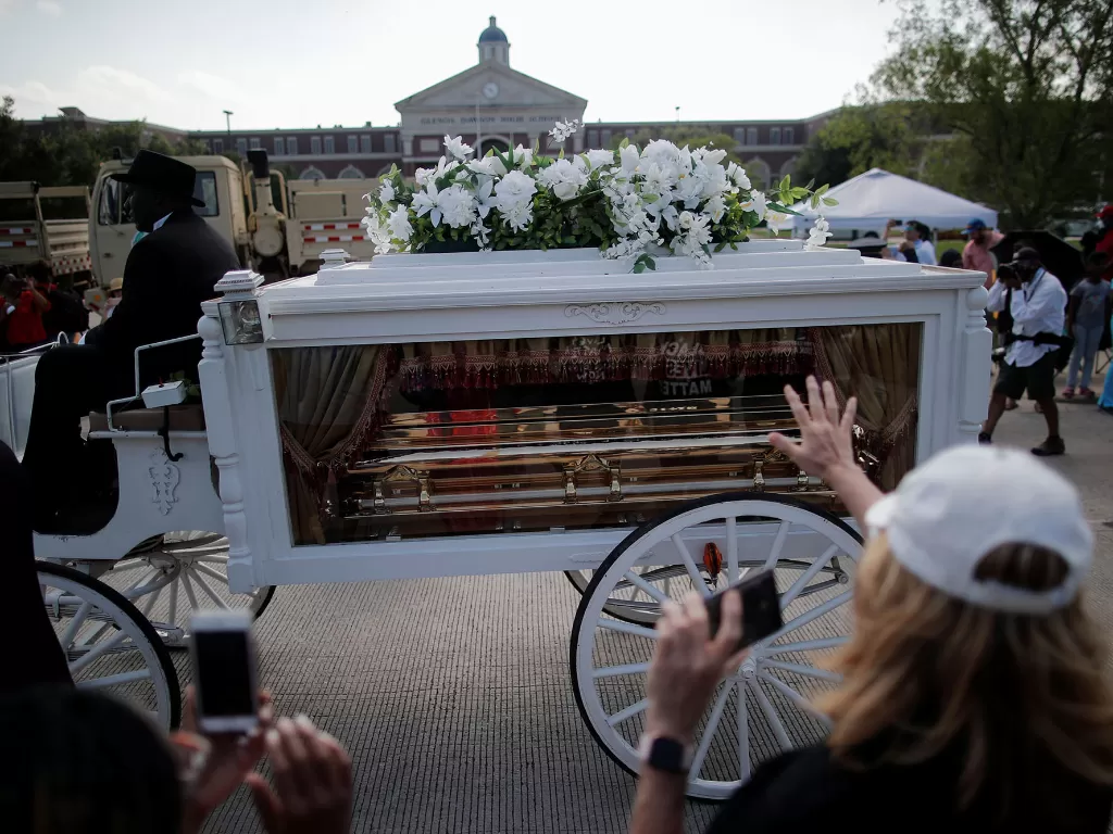 Kereta kuda membawa peti berisi jenazah George Floyd menuju ke pemakaman Houston Memorial Gardens di Pearland, Texas, AS, 9 Juni 2020. (REUTERS/Carlos Barria)