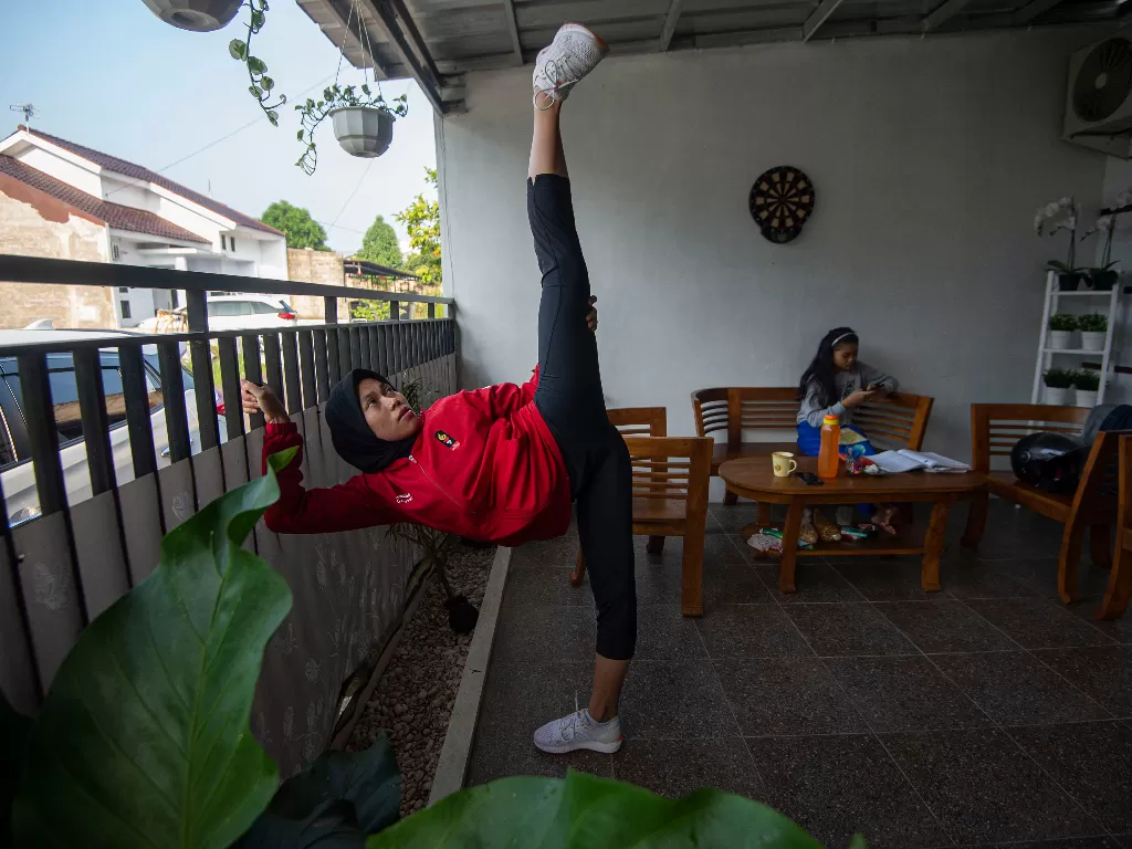 Atlet taekwondo Defia Rosmaniar berlatih secara mandiri di rumahnya di Ciomas, Kabupaten Bogor, Jawa Barat, Rabu (10/6/2020). (ANTARA FOTO/Aditya Pradana Putra)