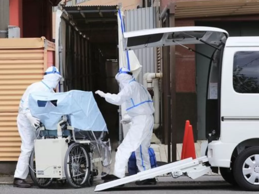 Tim medis tengah mengevakuasi pasien virus corona.(REUTERS Via Kyodo)