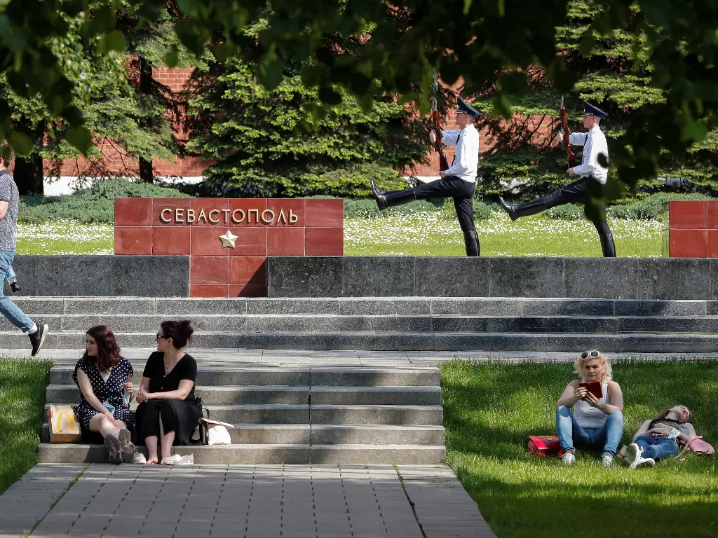 Sejumlah warga Moskow yang menikmati suasana di taman. (photo/REUTERS/Shamil Zhumatov)