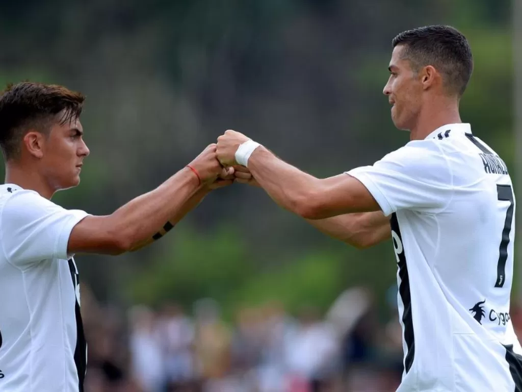Paulo Dybala dan Cristiano Ronaldo. (REUTERS/Massimo Pinca)
