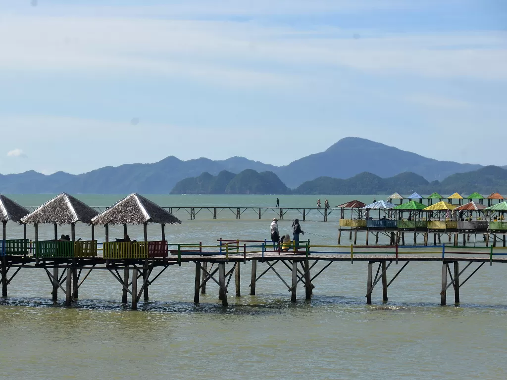 Pengunjung menikmati liburan di pantai wisata Lhoksedu, Kecamatan Leupung, Kabupaten Aceh Besar, Aceh, Senin (25/5). (ANTARA FOTO/Ampelsa)