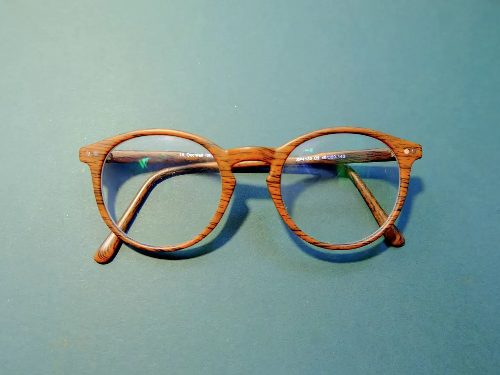 Memilih frame kacamata sesuai bentuk wajah (Pexels/Alizee Marchand)
