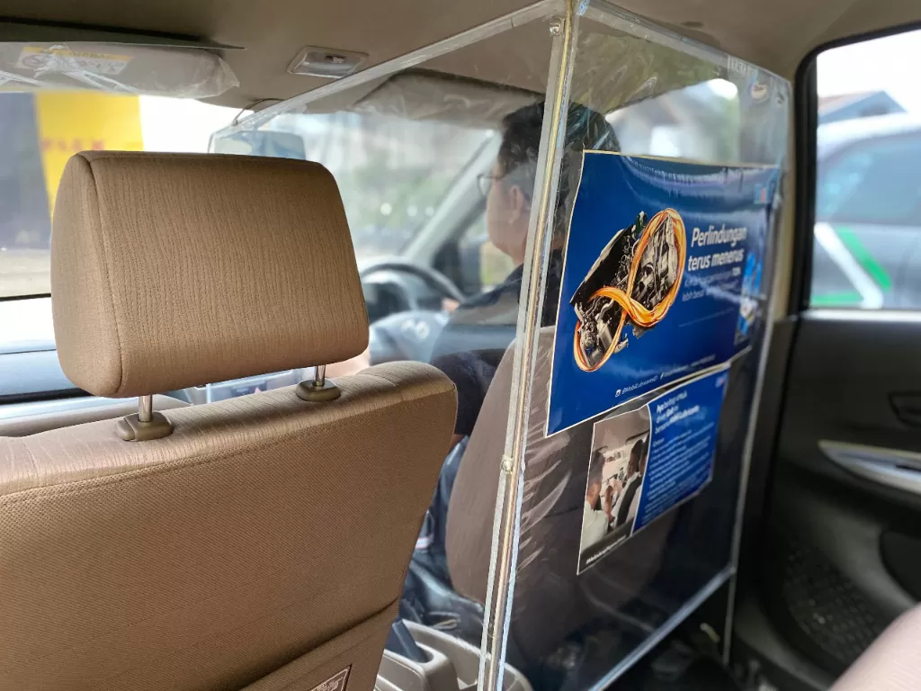  Ilustrasi sekat plastik pelindung supir dan penumpang dalam mobil Grab. (Dok.Mobil).