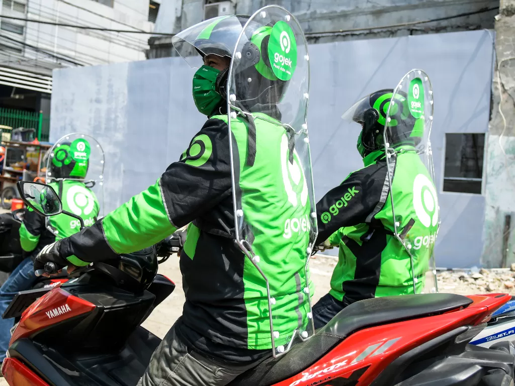 Para pengemudi Gojek gunakan sekat pelindung sebagai protokol kesehatan. (ANTARA FOTO/Galih Pradipta).