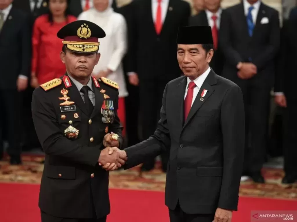 Presiden Joko Widodo memberi selamat pada Kapolri Jenderal Pol Idham Azis usai upacara pelantikan di Istana Negara, Jumat (1/11/2019).  ANTARA FOTO/Wahyu Putro A/foc/pri.