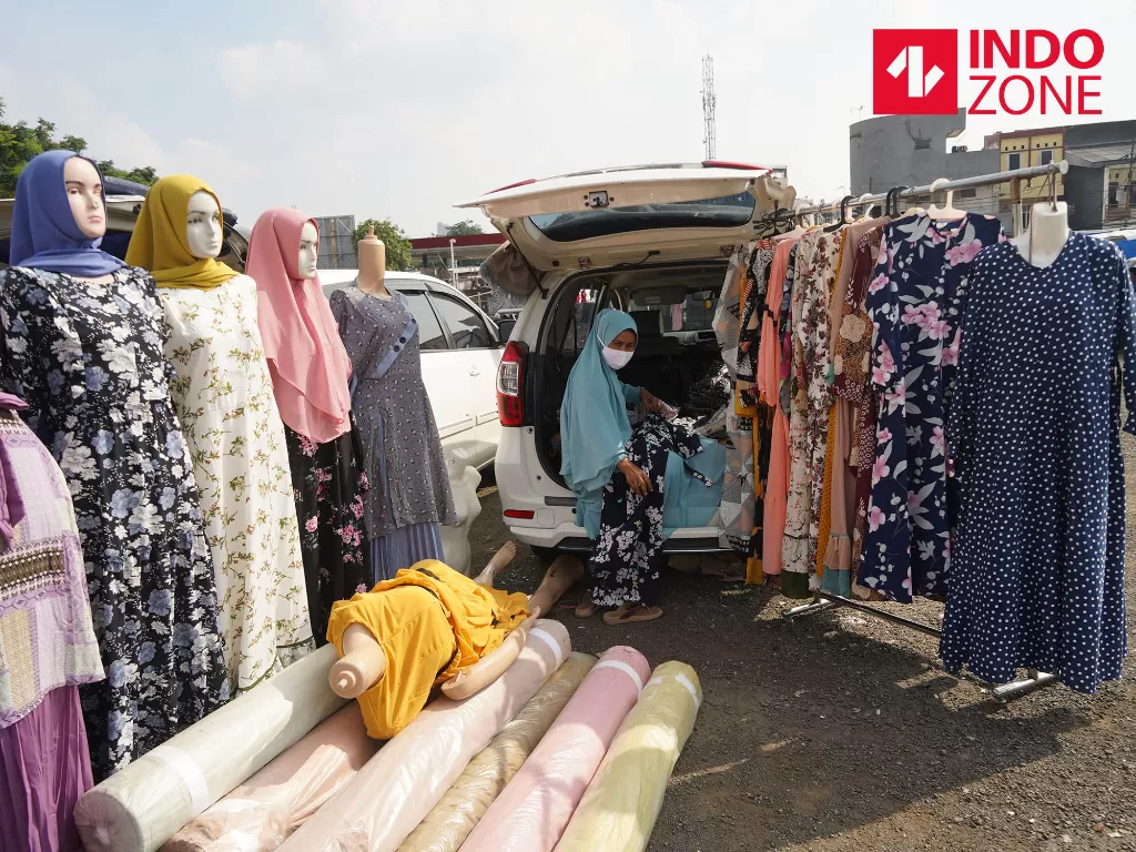 Pedagang menunggu pembeli di lapaknya di Pasar Tasik, Jakarta, Kamis (11/6/2020). (INDOZONE/Arya Manggala)