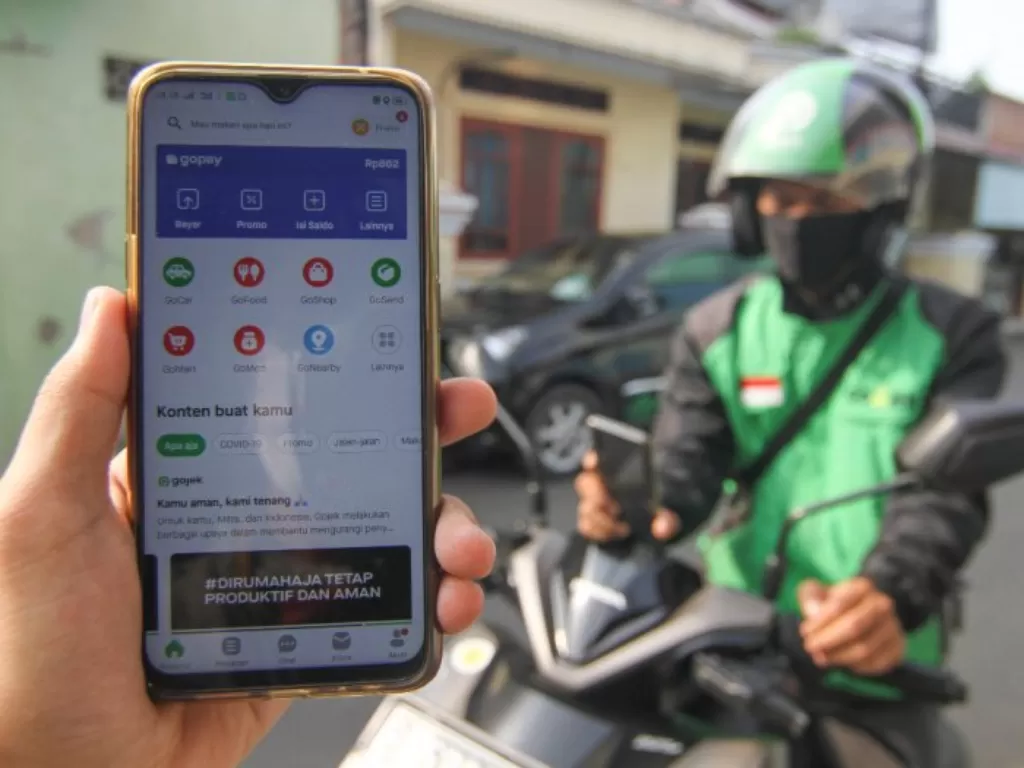 Seorang pengguna ojek online menunjukkan aplikasi GoRide yang tidak tersedia di Kawasan Kalisari, Jakarta Timur, Jumat (10/4/2020). (ANTARA/Asprilla Dwi Adha)