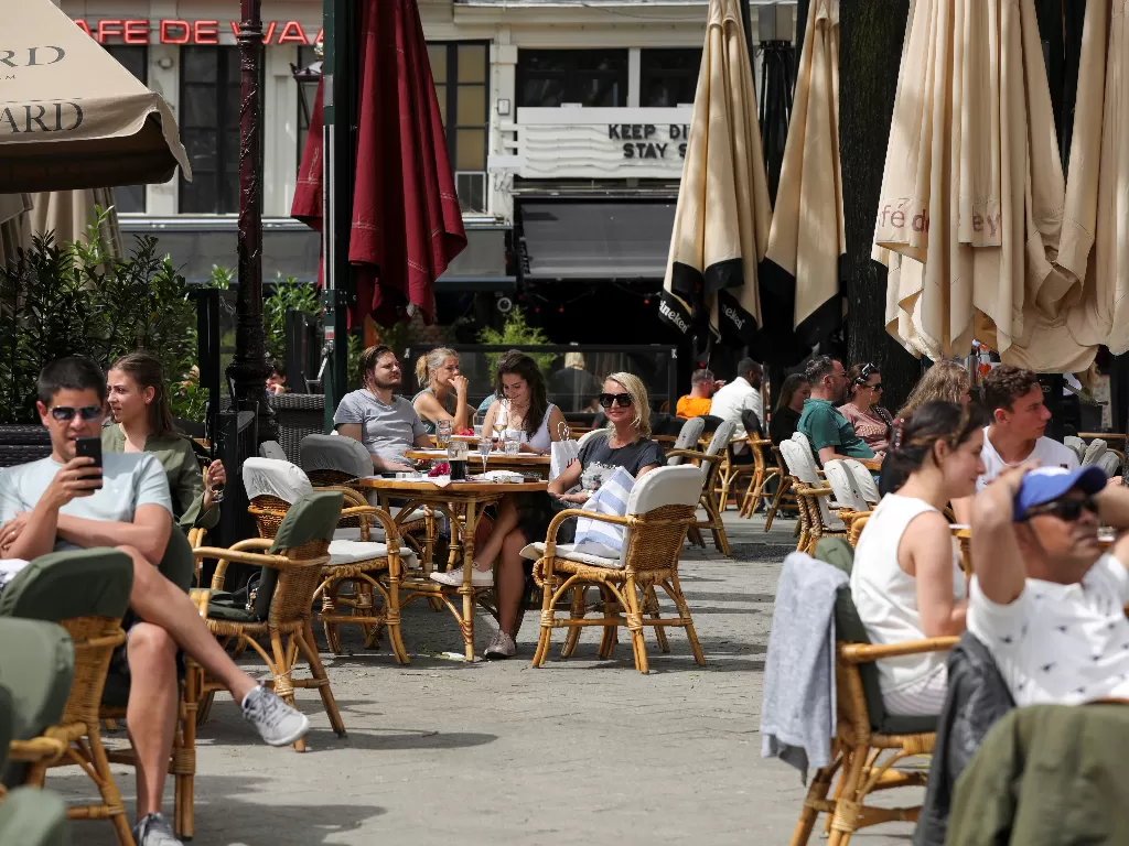 Warga sudah mulai memenuhi kafe-kafe di Amsterdam, Belanda. (REUTERS/Eva Plevier)
