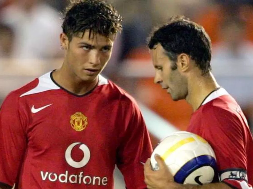 Cristiano Ronaldo dan Ryan Giggs saat masih berkostum Manchester United. (REUTERS)
