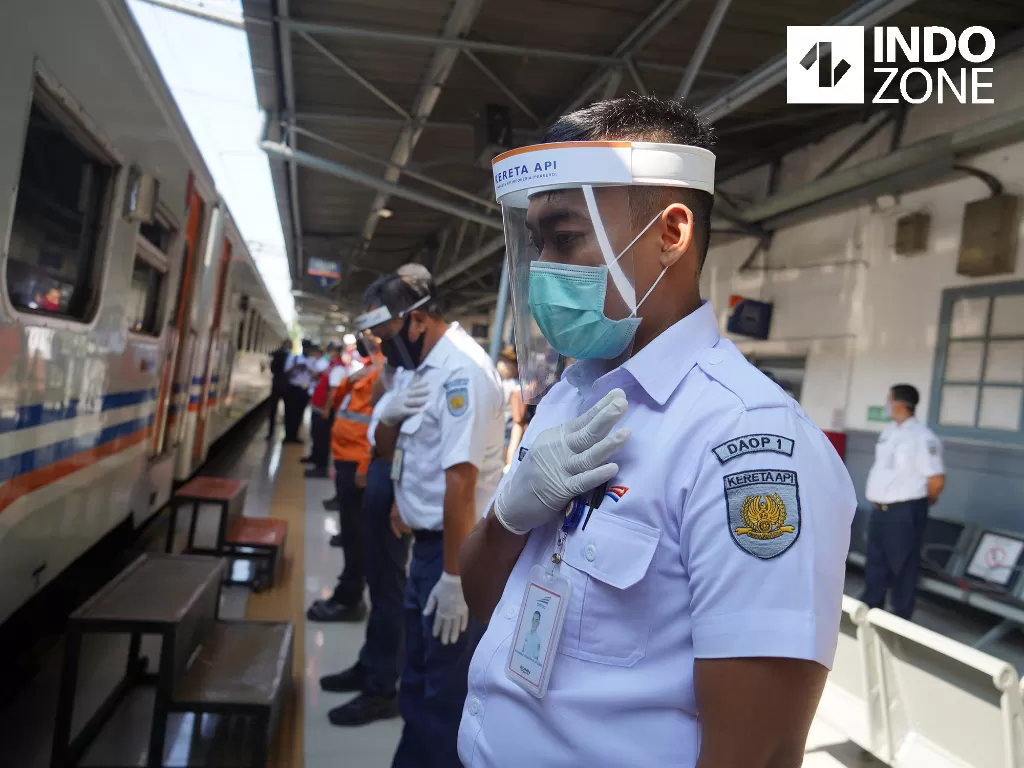 Sejumlah petugas memberi salam pada rangkaian KA Serayu di Stasiun Pasar Senen, Jakarta, Jumat (12/6/2020). (INDOZONE/Arya Manggala)