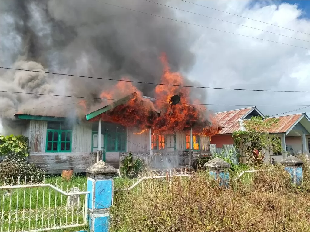 Insiden kebakaran di Perumahan Rumah Sakit, Jalan Baru Wagheta, Deiyai, Papua. (Dok. Humas Polda Papua).
